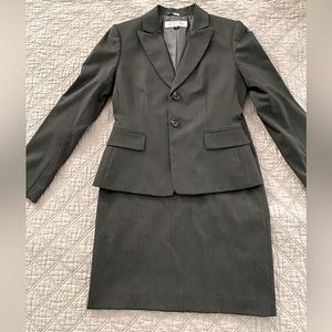 TAHARI ARTHUR S. LEVINE skirt suit Size 2P RN106409